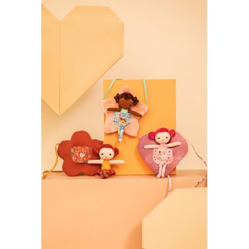 MUÑECA ALINE CON BOLSA EN FORMA DE CORAZÓN